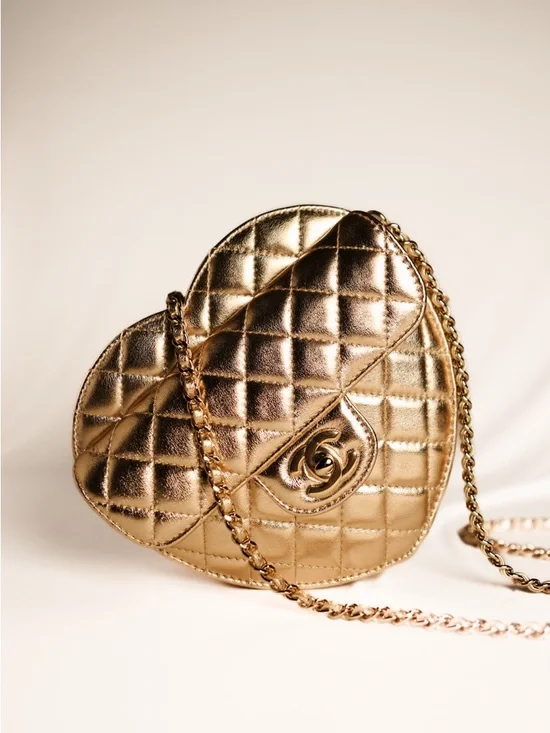 Chanel CC in Love Heart Bag Metallic Golden Quilted Lambskin - Picture 8 of 9